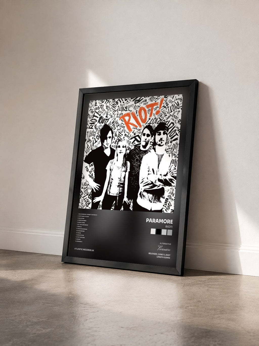 #noir Tableau de l'album Riot! de Paramore vu de trois quarts, cadre noir