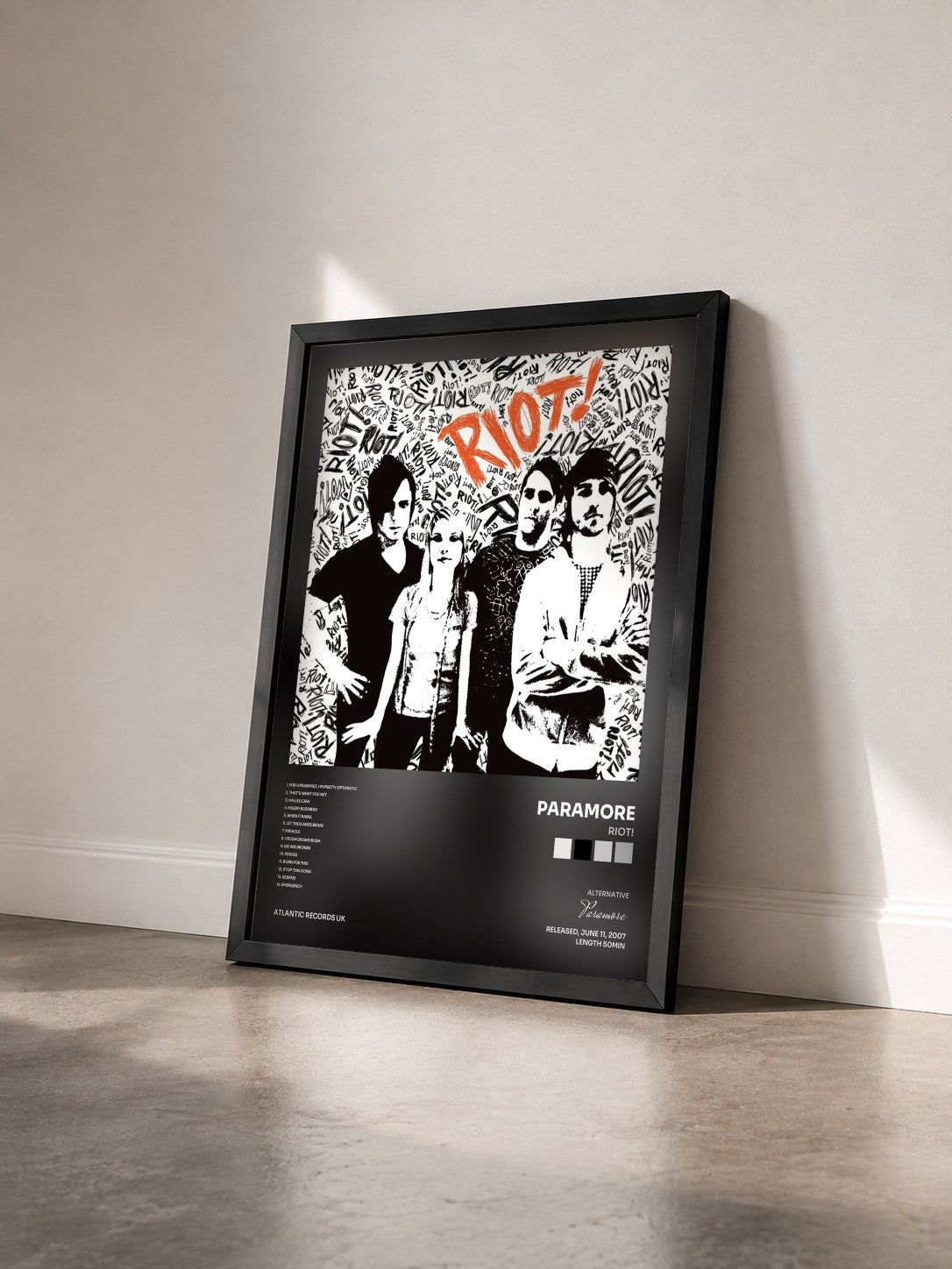 #noir Tableau de l'album Riot! de Paramore vu de trois quarts, cadre noir
