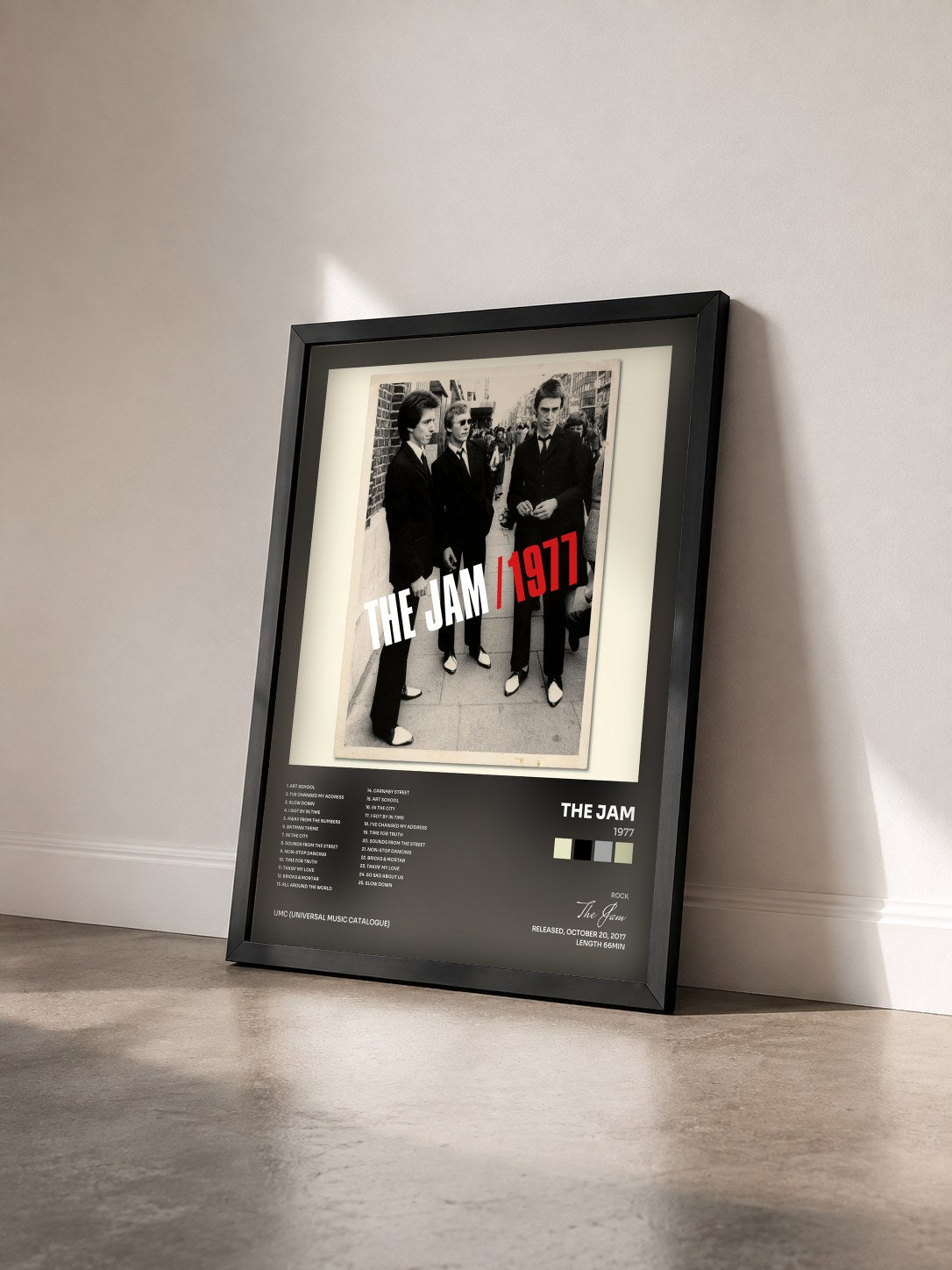 #noir Tableau de l'album 1977 de The Jam vu de trois quarts, cadre noir