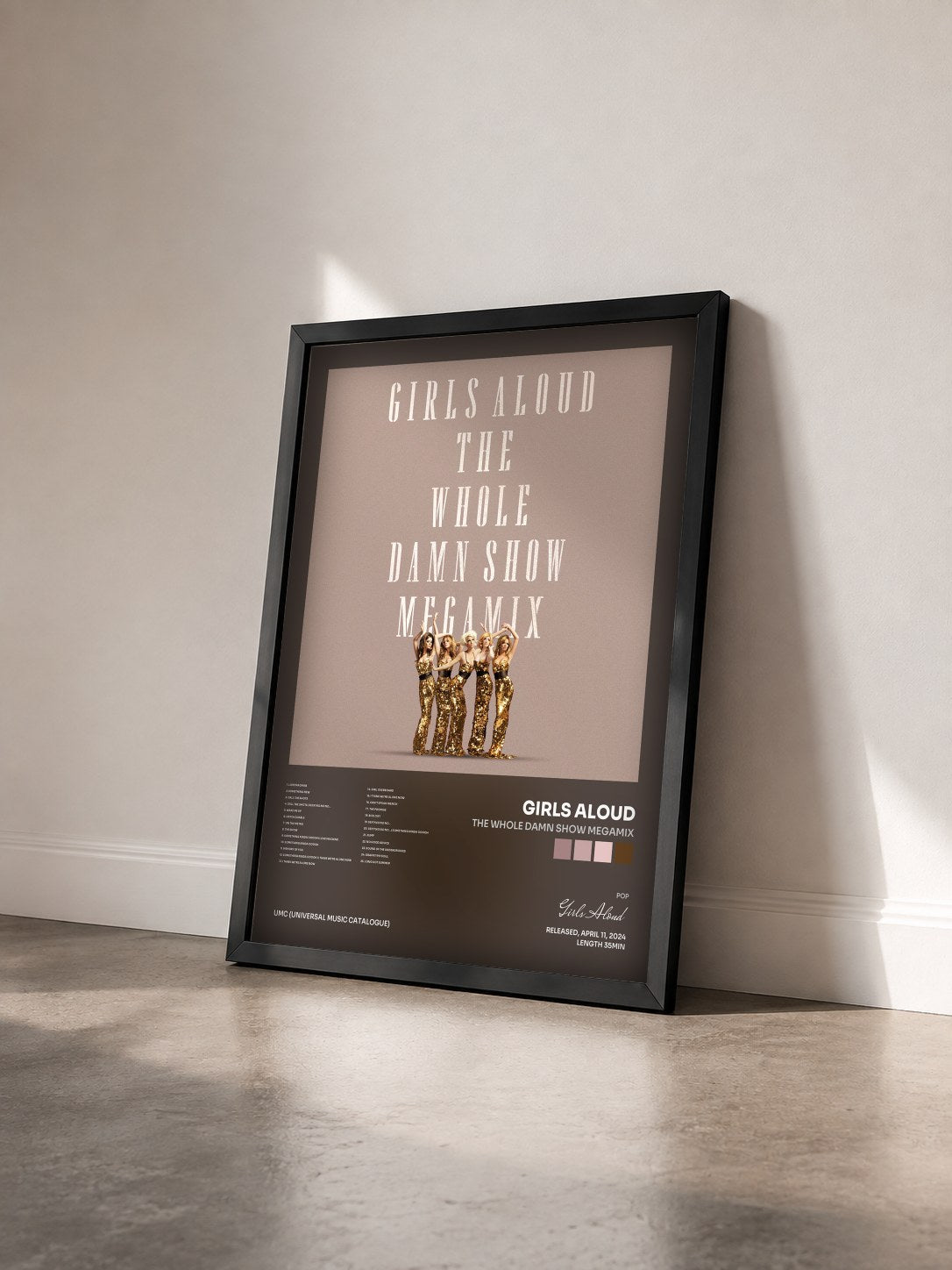 #noir Tableau de l'album The Whole Damn Show Megamix de Girls Aloud vu de trois quarts, cadre noir