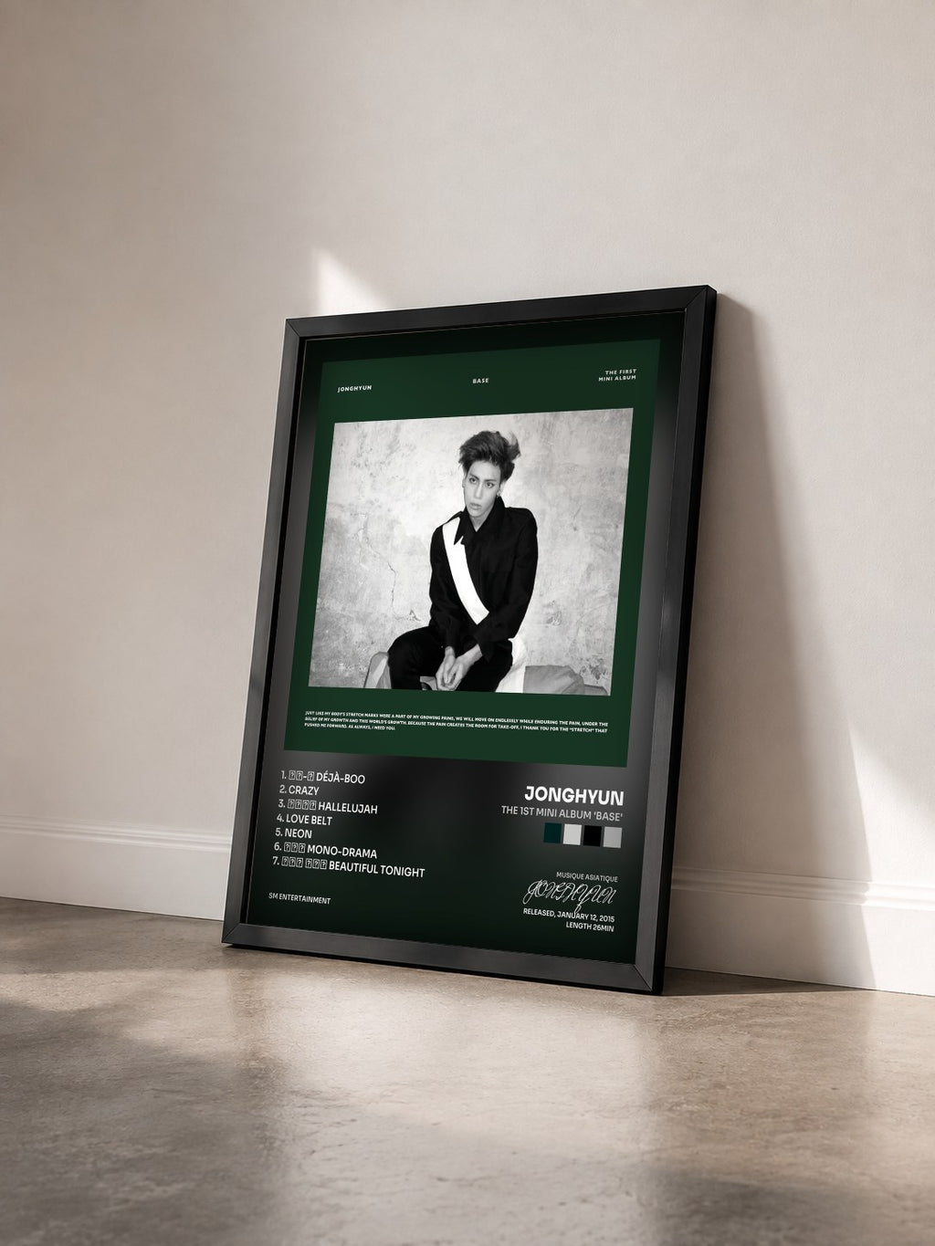 #noir Tableau de l'album The 1st Mini Album 'BASE' de JONGHYUN vu de trois quarts, cadre noir