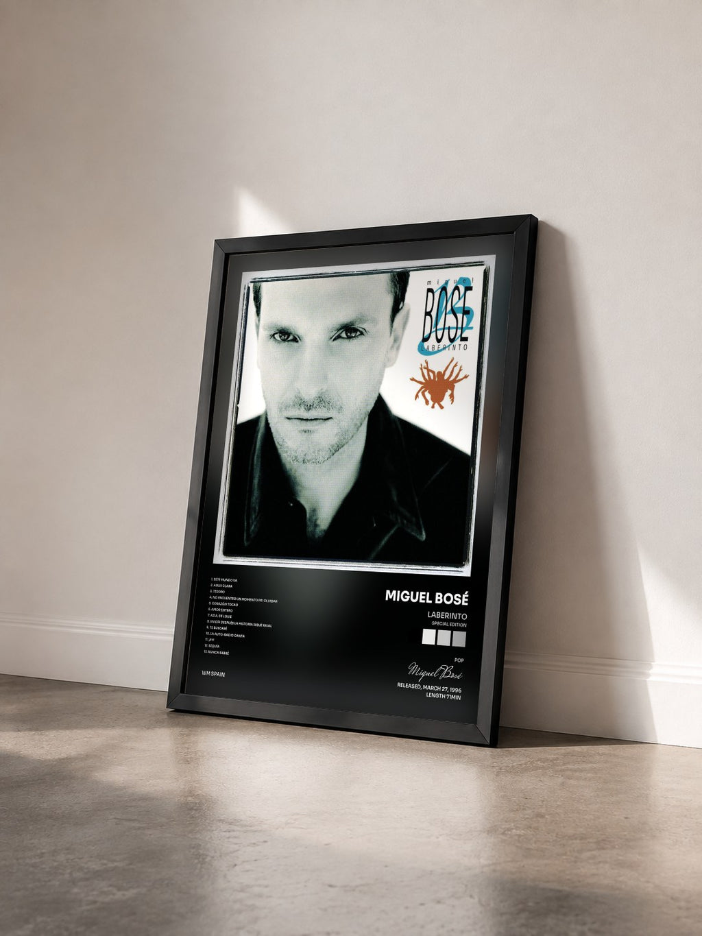 #noir Tableau de l'album Laberinto (Special Edition) de Miguel Bosé vu de trois quarts, cadre noir