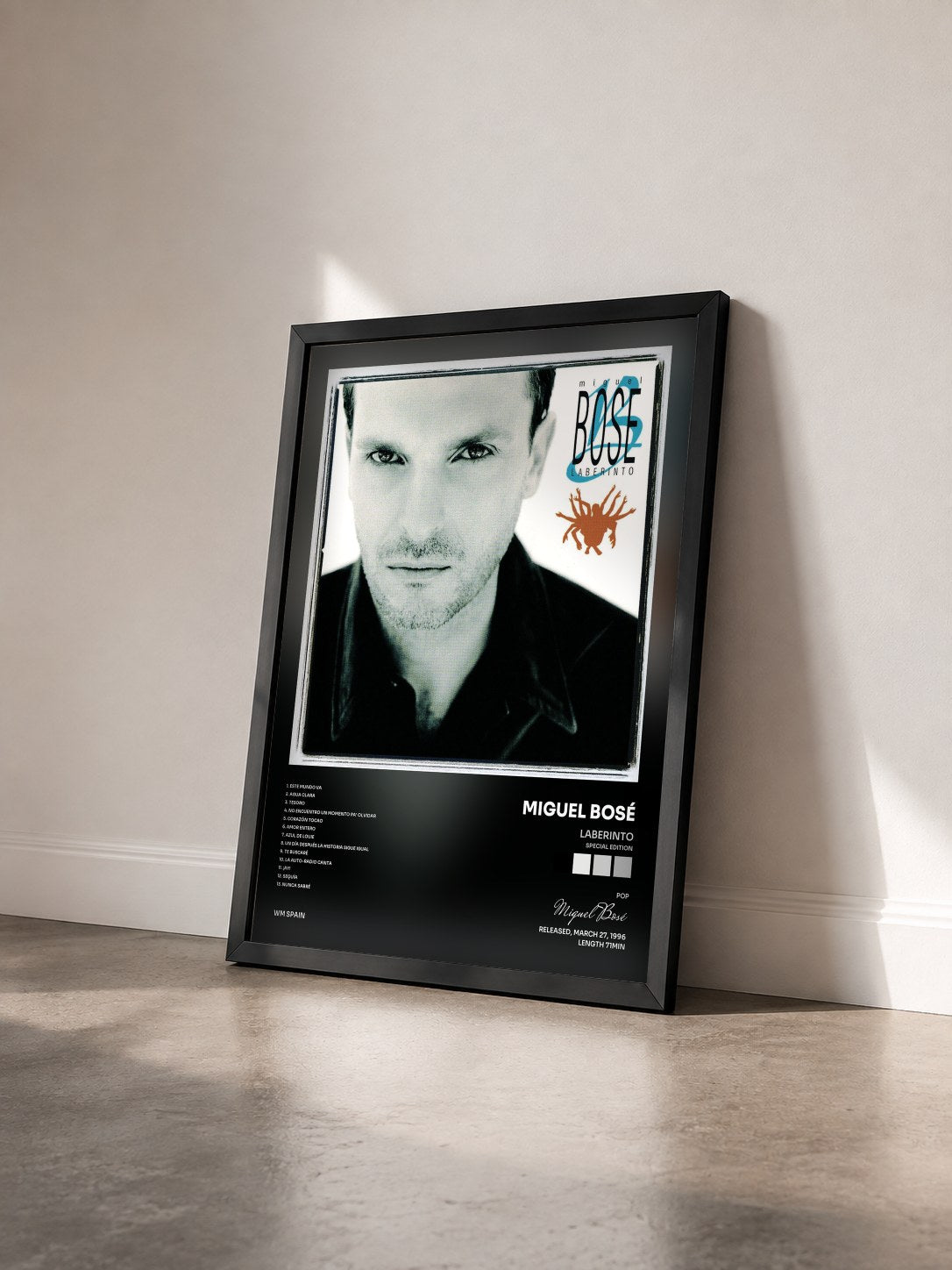 #noir Tableau de l'album Laberinto (Special Edition) de Miguel Bosé vu de trois quarts, cadre noir