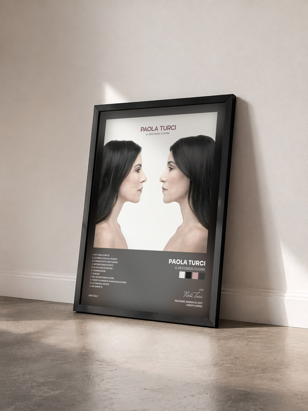 #noir Tableau de l'album Il secondo cuore de Paola Turci vu de trois quarts, cadre noir
