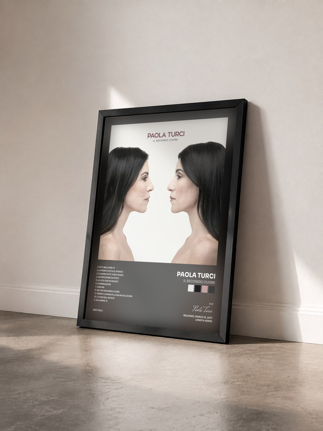 #noir Tableau de l'album Il secondo cuore de Paola Turci vu de trois quarts, cadre noir