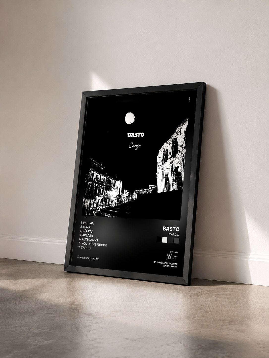 #noir Tableau de l'album Cargo de Basto vu de trois quarts, cadre noir