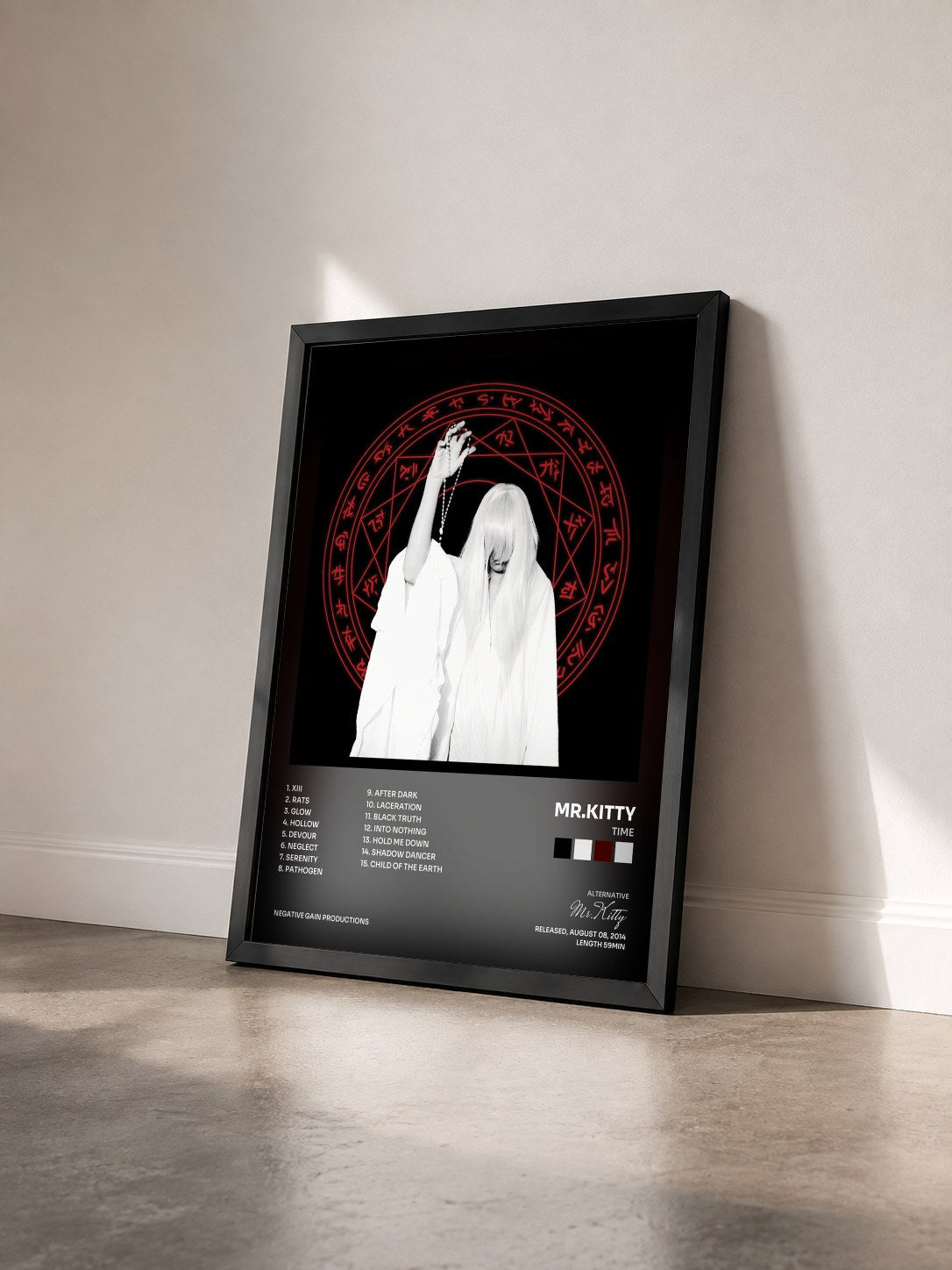 #noir Tableau de l'album Time de Mr.Kitty vu de trois quarts, cadre noir