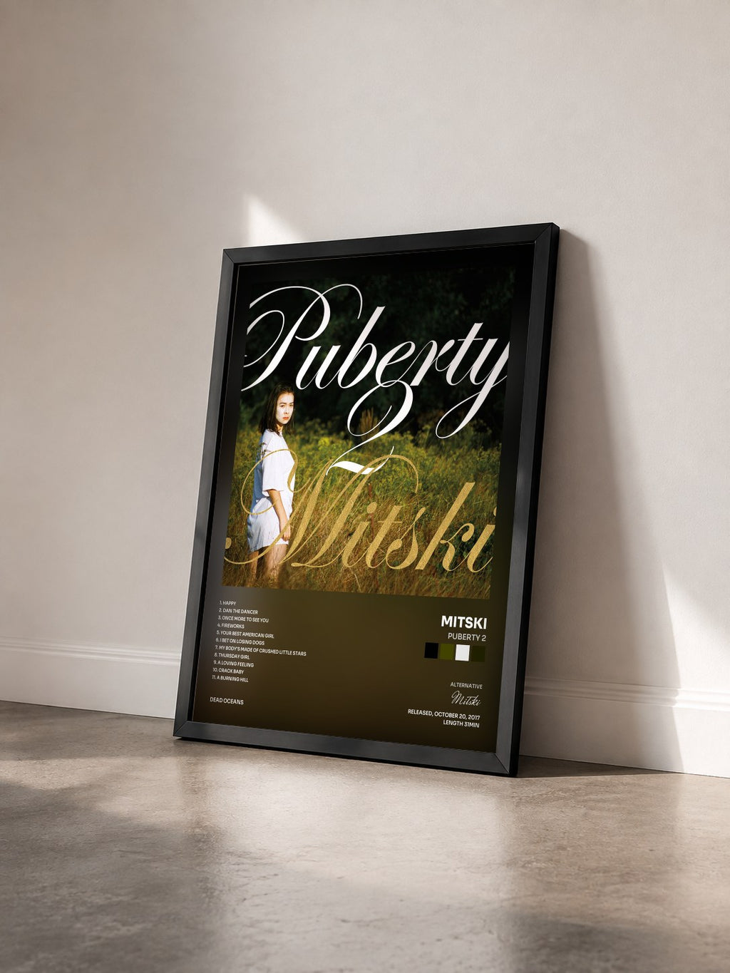 #noir Tableau de l'album Puberty 2 de Mitski vu de trois quarts, cadre noir