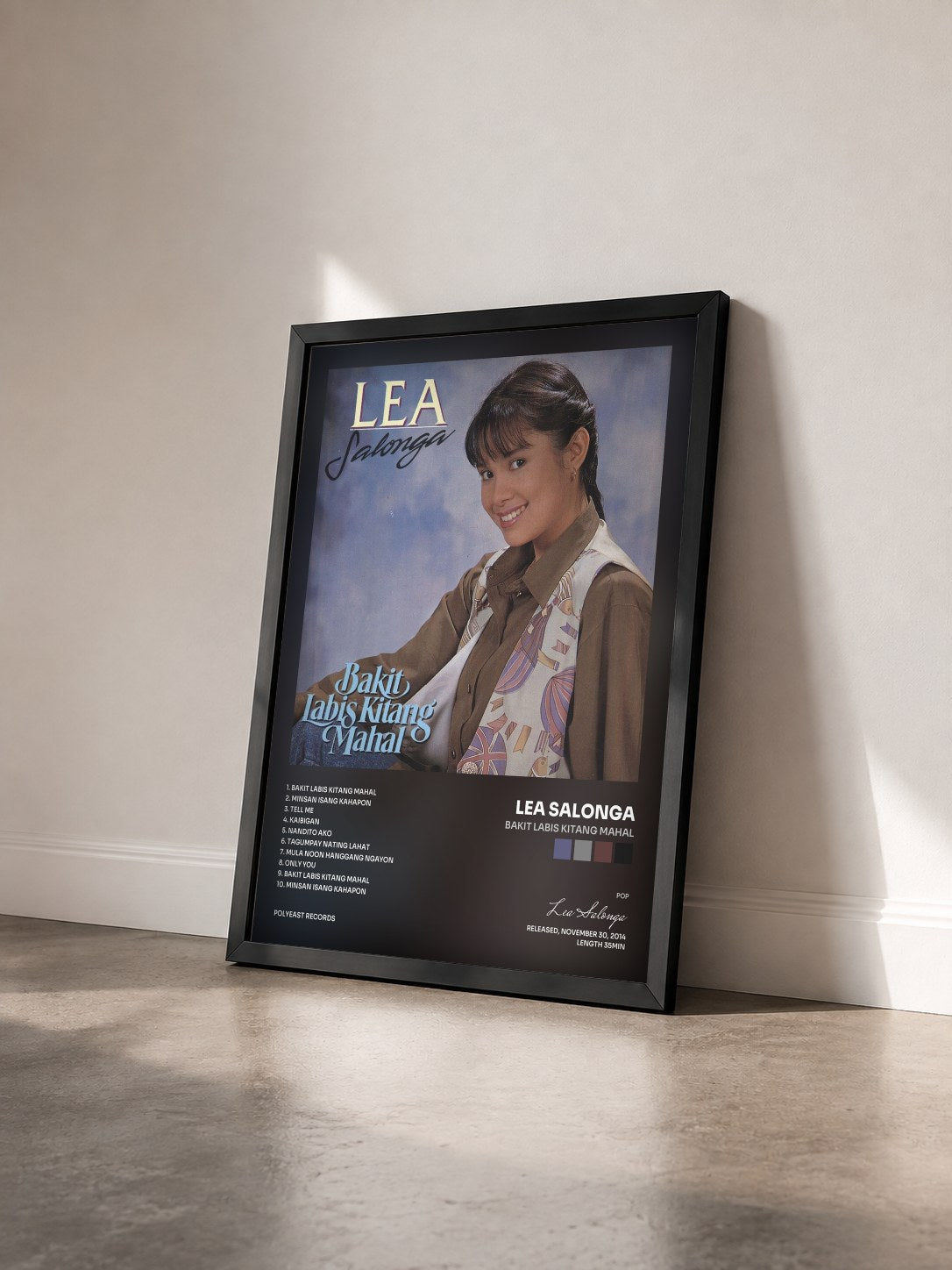 #noir Tableau de l'album Bakit Labis Kitang Mahal de Lea Salonga vu de trois quarts, cadre noir