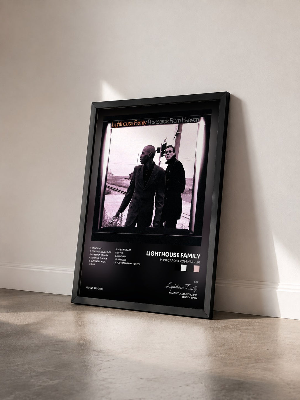 #noir Tableau de l'album Postcards From Heaven de Lighthouse Family vu de trois quarts, cadre noir