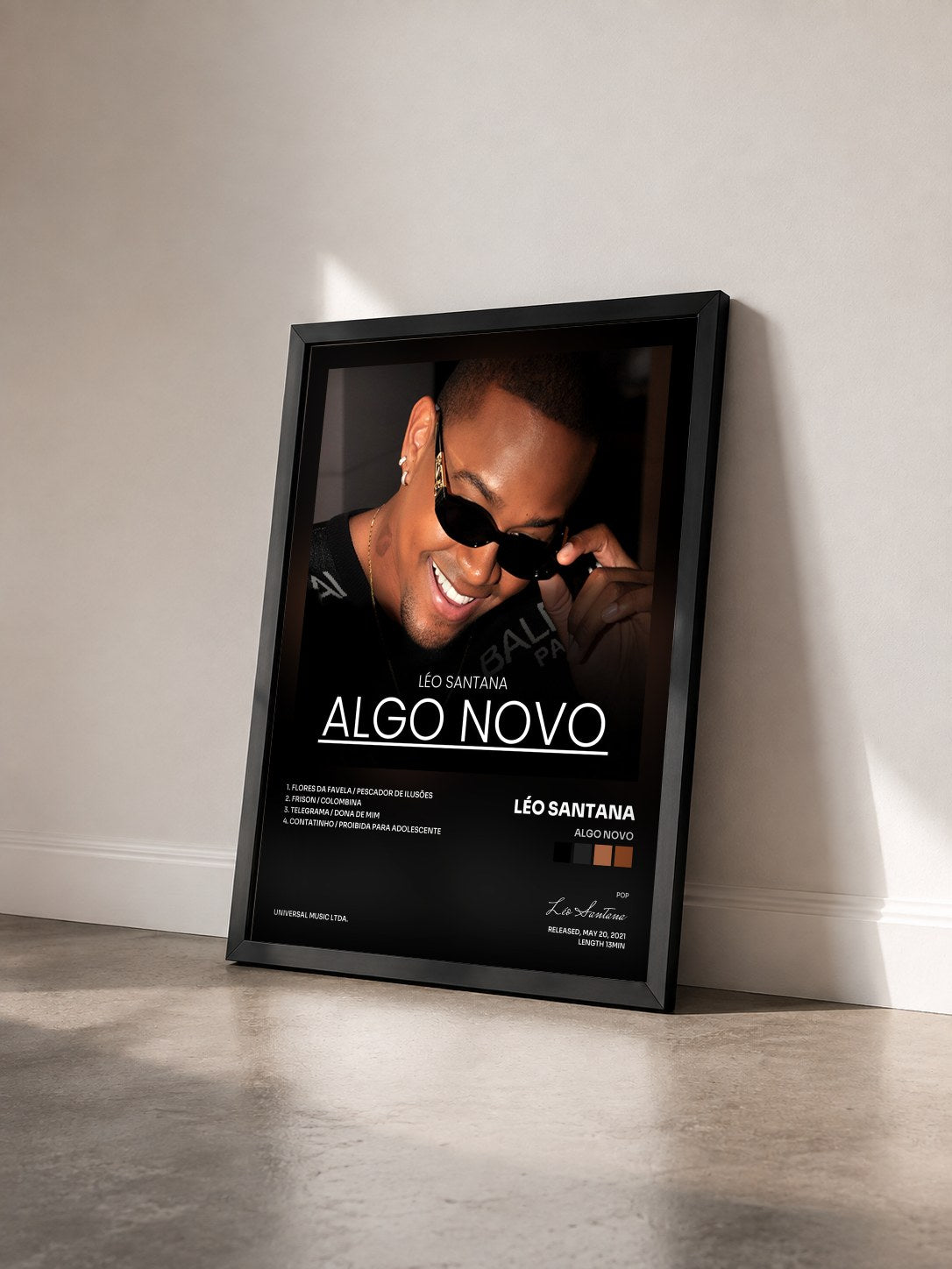 #noir Tableau de l'album Algo Novo de Léo Santana vu de trois quarts, cadre noir