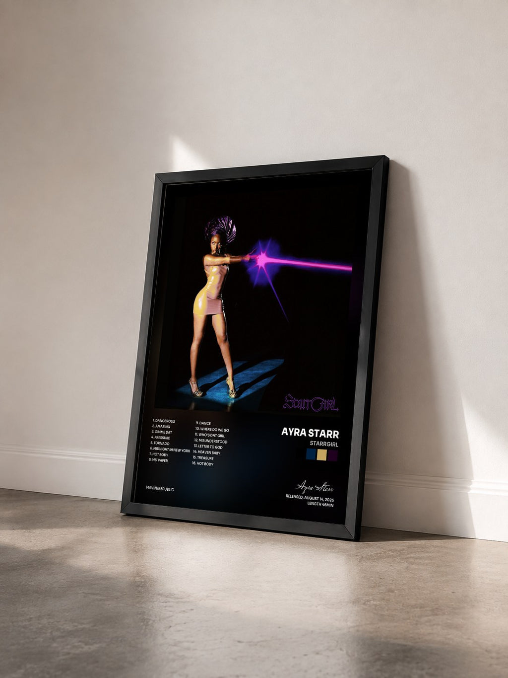 #noir Tableau de l'album Starrgirl de Ayra Starr vu de trois quarts, cadre noir