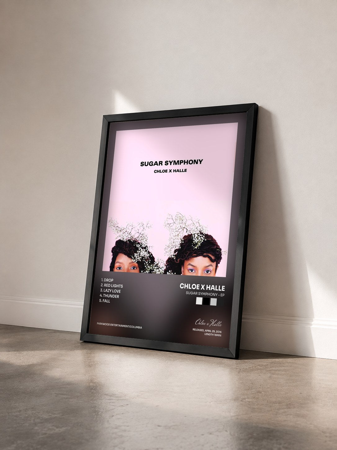 #noir Tableau de l'album Sugar Symphony - EP de Chloe x Halle vu de trois quarts, cadre noir
