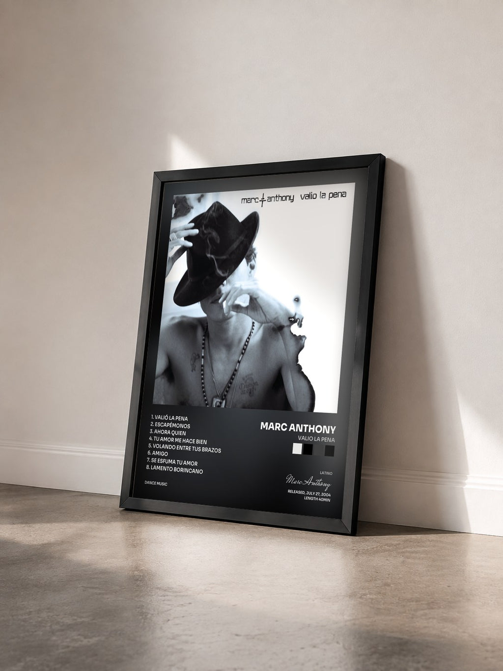 #noir Tableau de l'album Valio La Pena de Marc Anthony vu de trois quarts, cadre noir