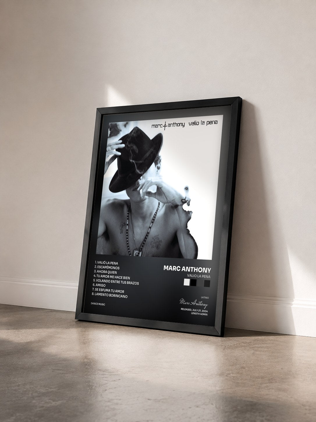#noir Tableau de l'album Valio La Pena de Marc Anthony vu de trois quarts, cadre noir