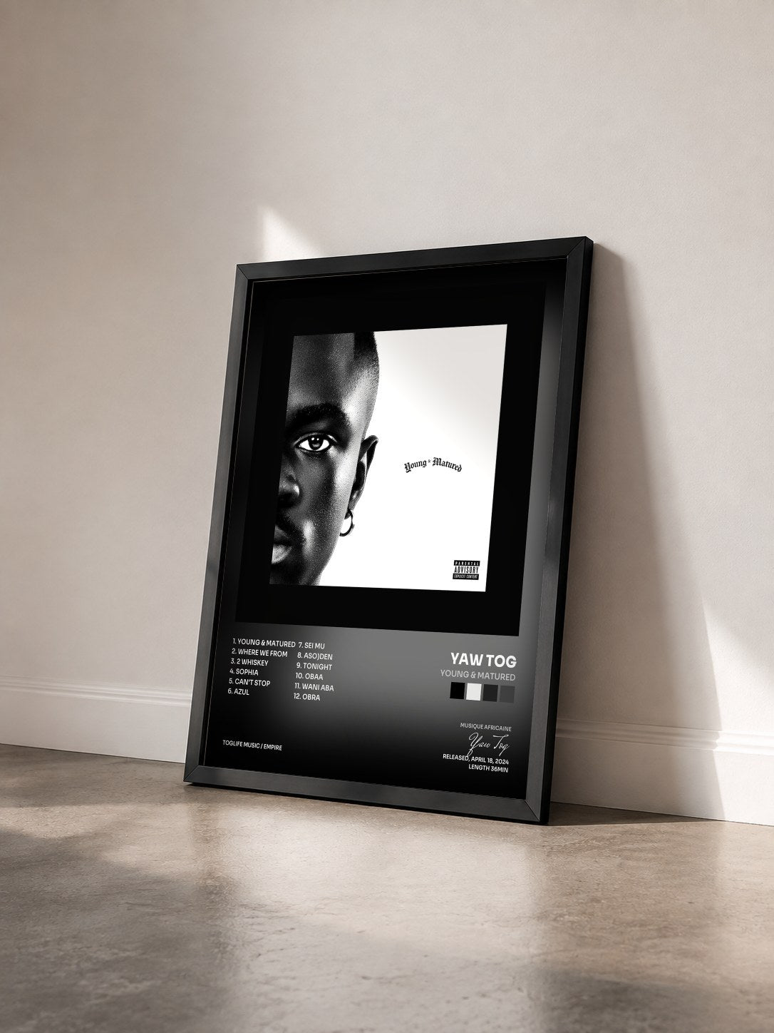 #noir Tableau de l'album Young & Matured de Yaw Tog vu de trois quarts, cadre noir