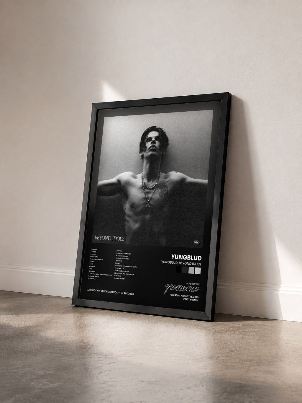 #noir Tableau de l'album YUNGBLUD: Beyond Idols de YUNGBLUD vu de trois quarts, cadre noir