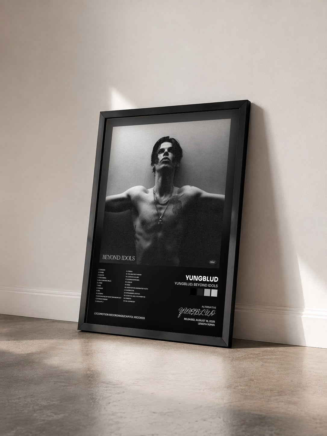 #noir Tableau de l'album YUNGBLUD: Beyond Idols de YUNGBLUD vu de trois quarts, cadre noir