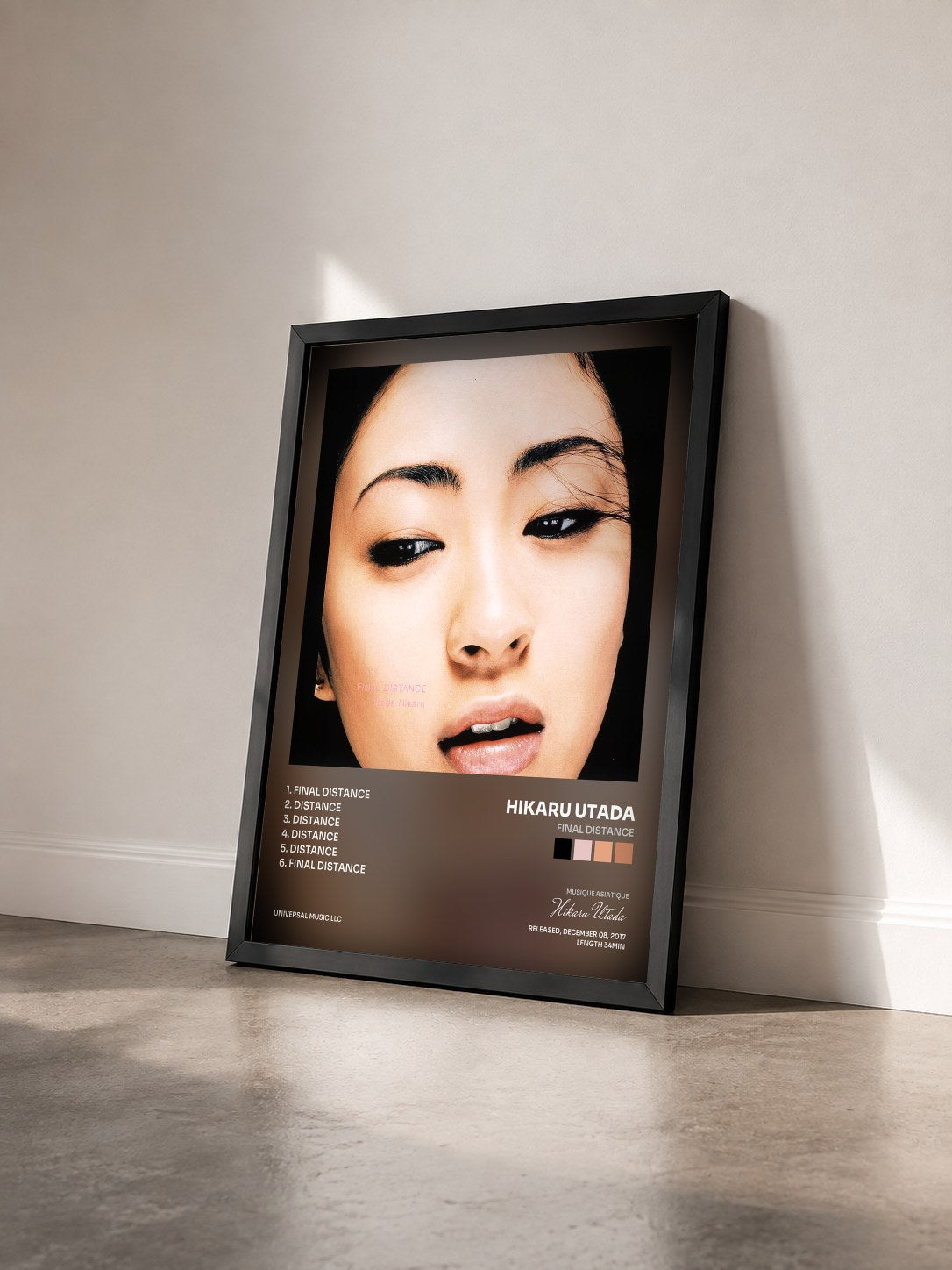#noir Tableau de l'album Final Distance de Hikaru Utada vu de trois quarts, cadre noir