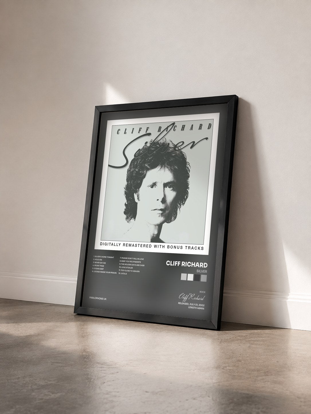 #noir Tableau de l'album Silver de Cliff Richard vu de trois quarts, cadre noir