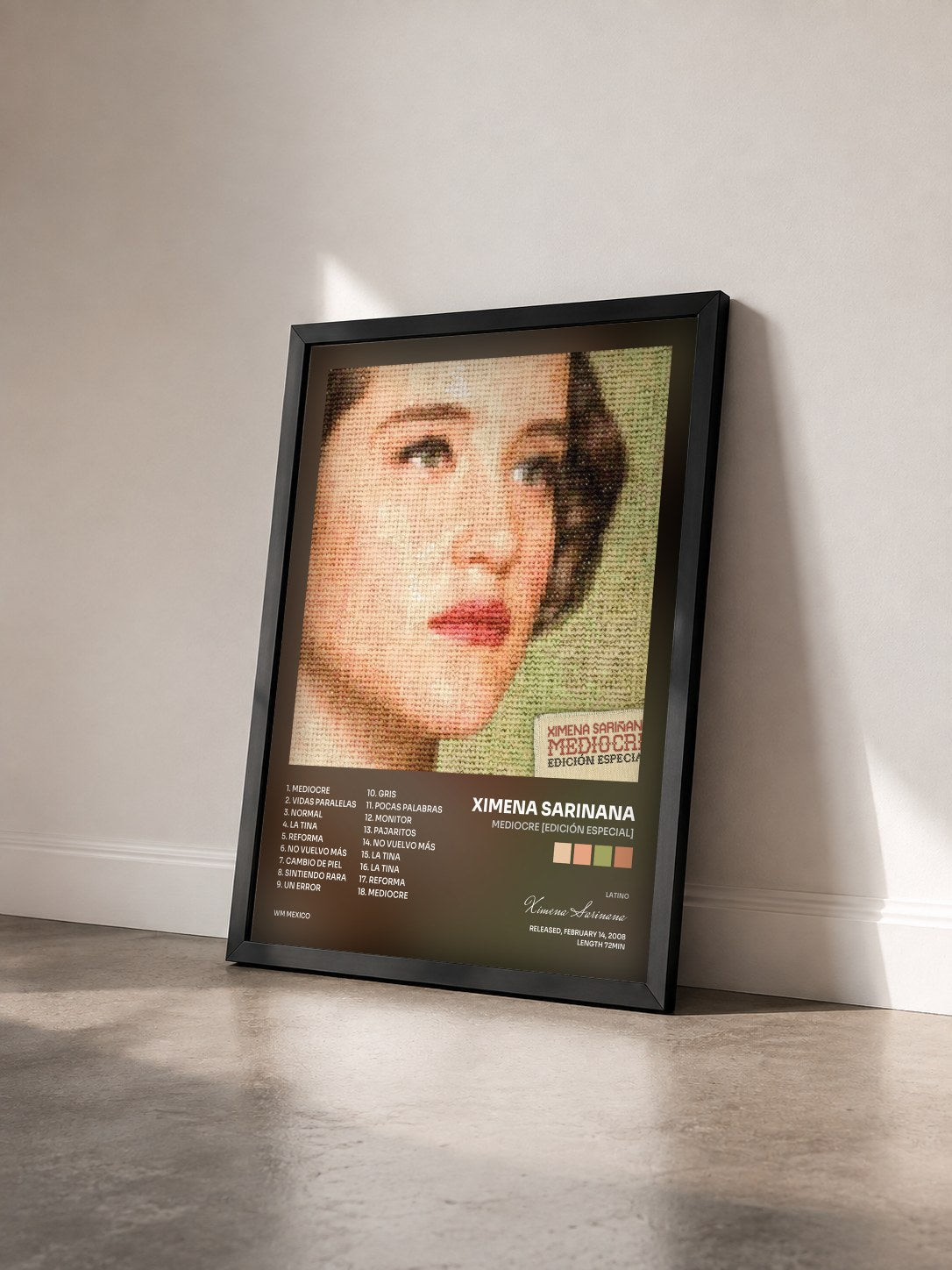 #noir Tableau de l'album Mediocre [Edición Especial] de Ximena Sarinana vu de trois quarts, cadre noir