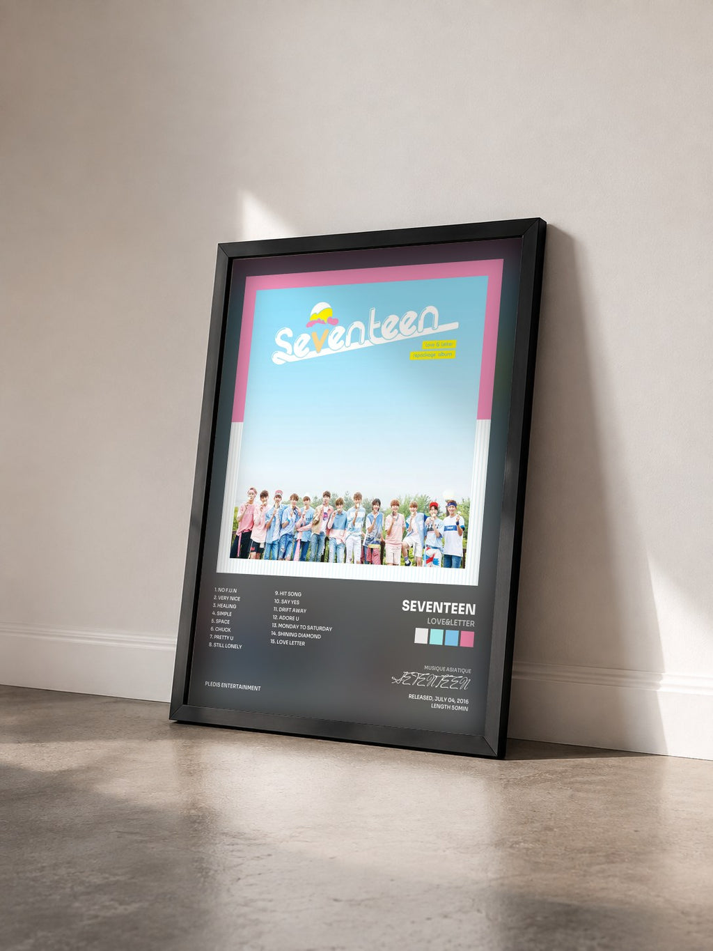 #noir Tableau de l'album Love&Letter de SEVENTEEN vu de trois quarts, cadre noir