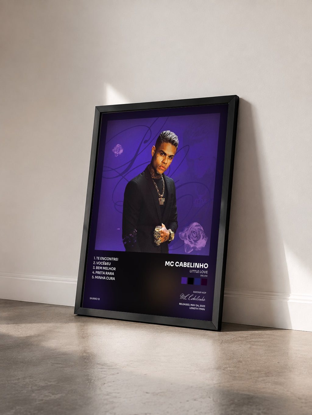#noir Tableau de l'album LITTLE LOVE (DELUXE) de MC Cabelinho vu de trois quarts, cadre noir
