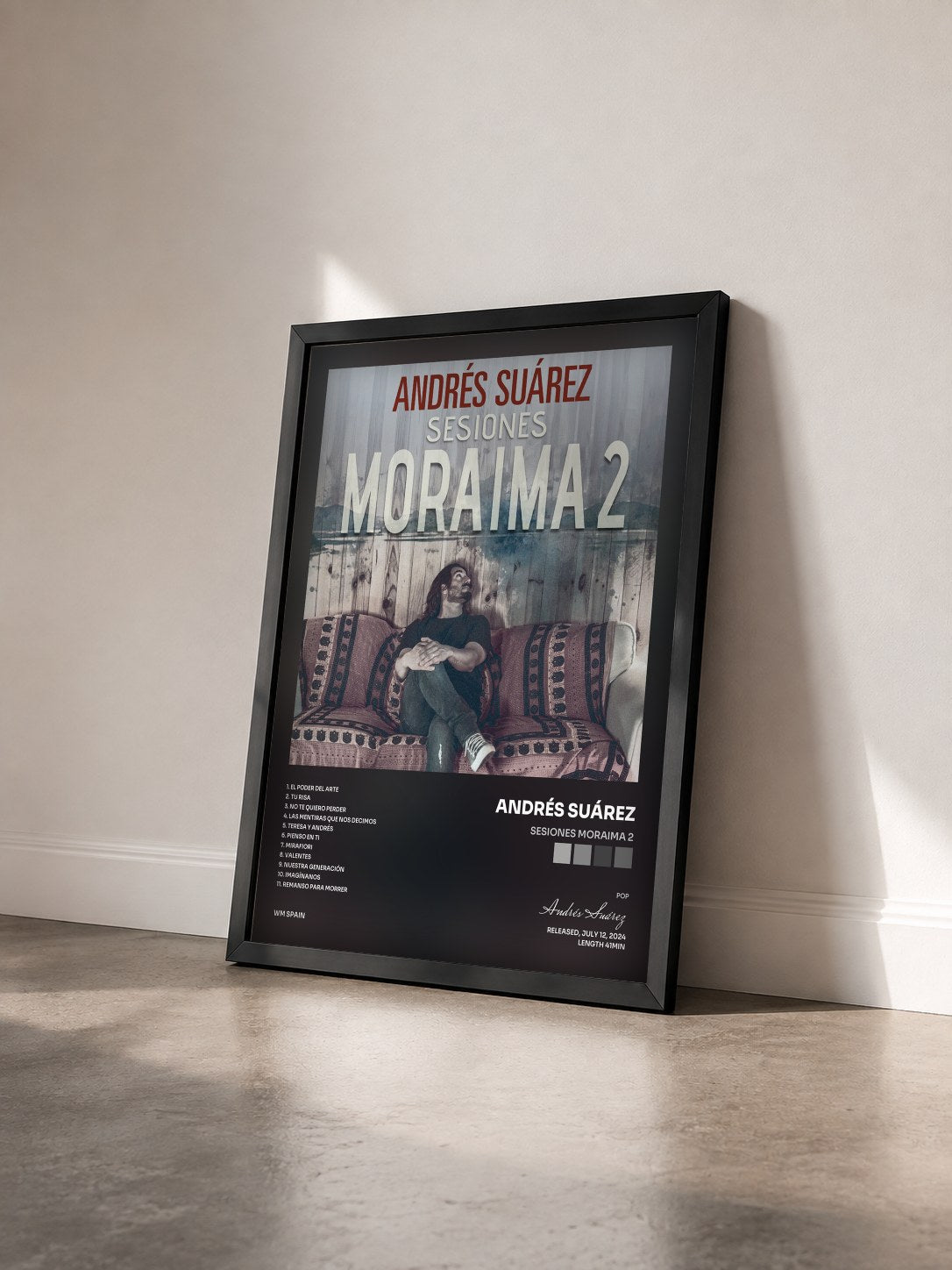 #noir Tableau de l'album Sesiones Moraima 2 de Andrés Suárez vu de trois quarts, cadre noir