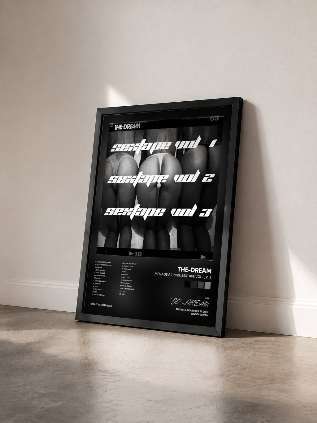 #noir Ménage à Trois: Sextape Vol. 1, 2, 3 von THE-DREAM als gerahmter Kunstdruck von schräg gesehen, schwarzer Rahmen