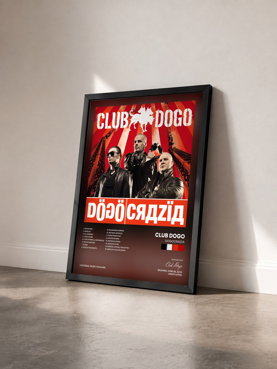 #noir Tableau de l'album Dogocrazia de Club Dogo vu de trois quarts, cadre noir