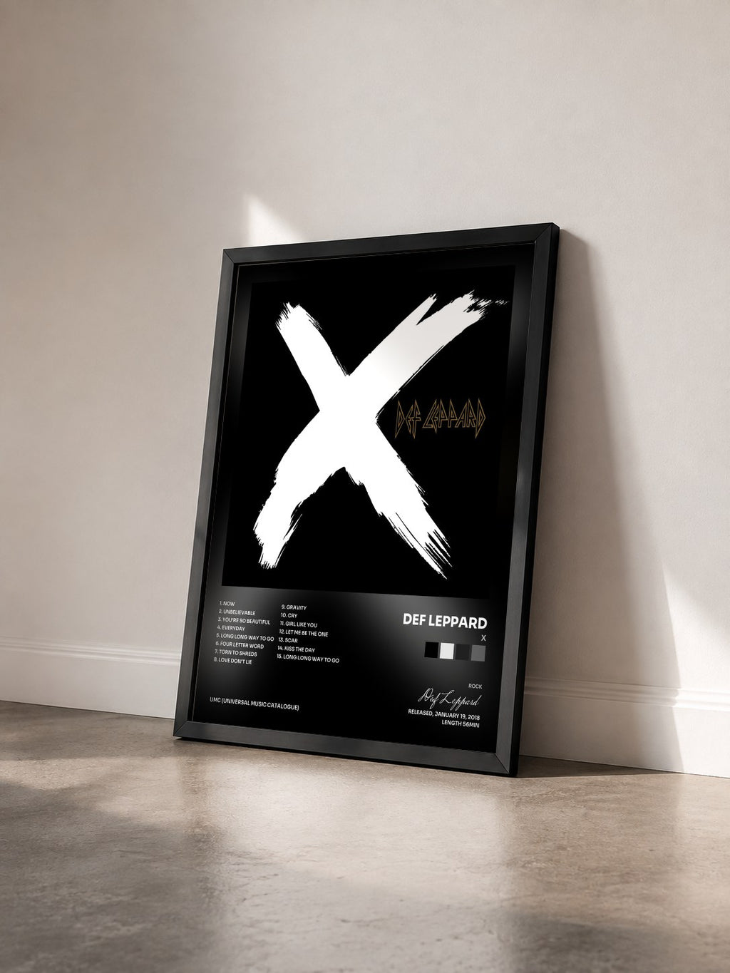 #noir Tableau de l'album X de Def Leppard vu de trois quarts, cadre noir