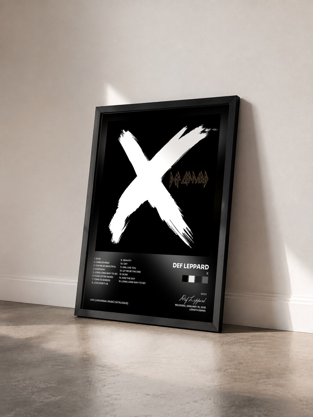#noir Tableau de l'album X de Def Leppard vu de trois quarts, cadre noir