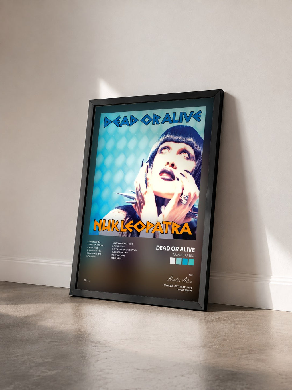 #noir Tableau de l'album Nukleopatra de Dead or Alive vu de trois quarts, cadre noir
