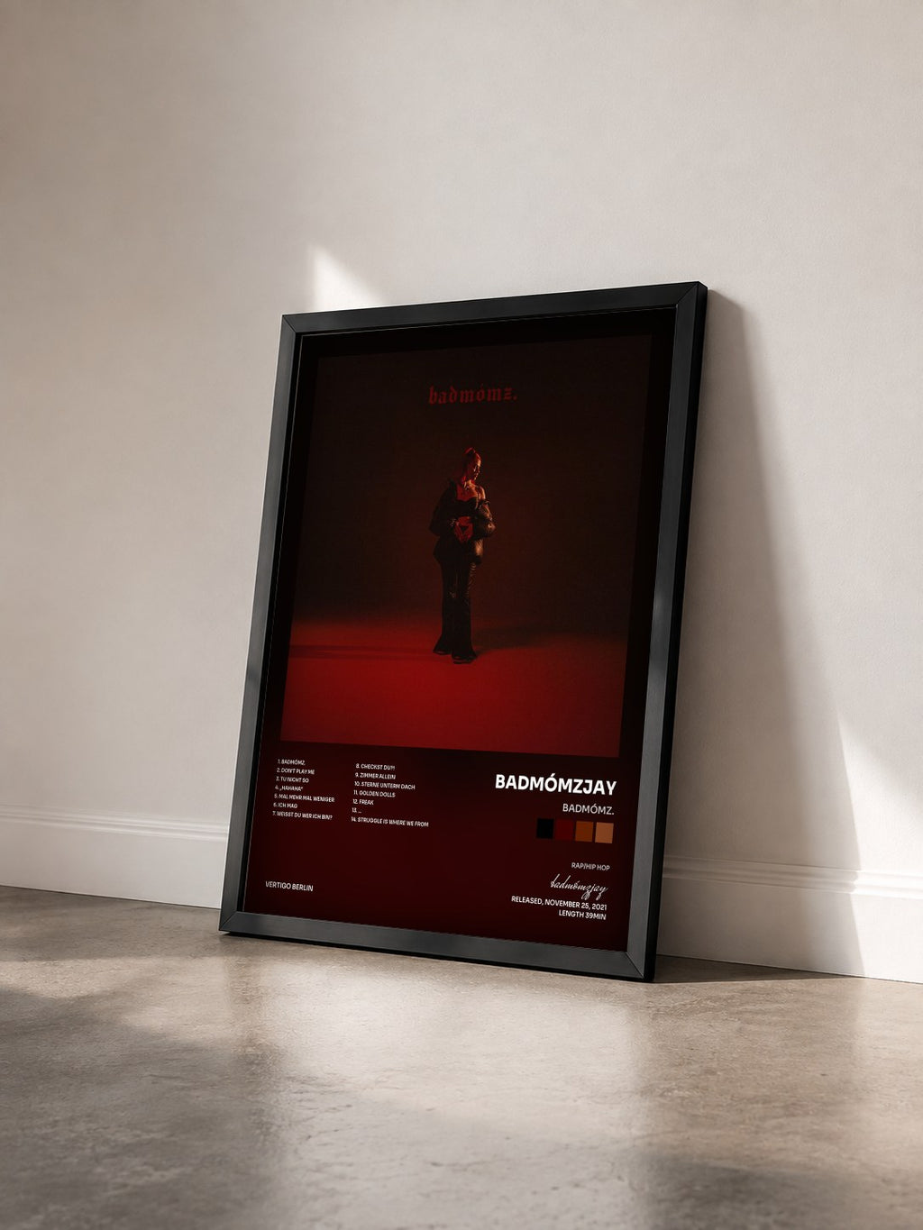 #noir Tableau de l'album badmómz. de badmómzjay vu de trois quarts, cadre noir