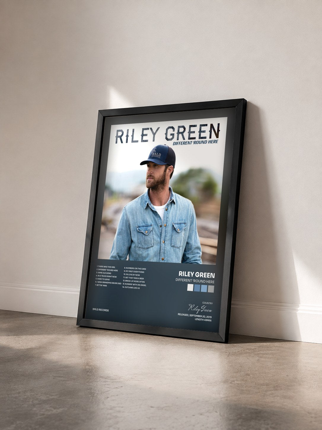 #noir Tableau de l'album Different 'Round Here de Riley Green vu de trois quarts, cadre noir