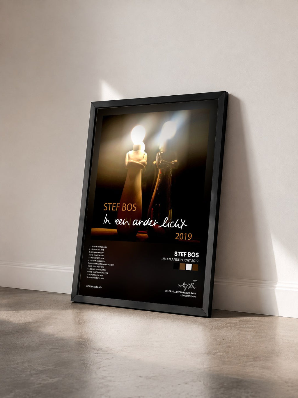 #noir Tableau de l'album In Een Ander Licht 2019 de Stef Bos vu de trois quarts, cadre noir