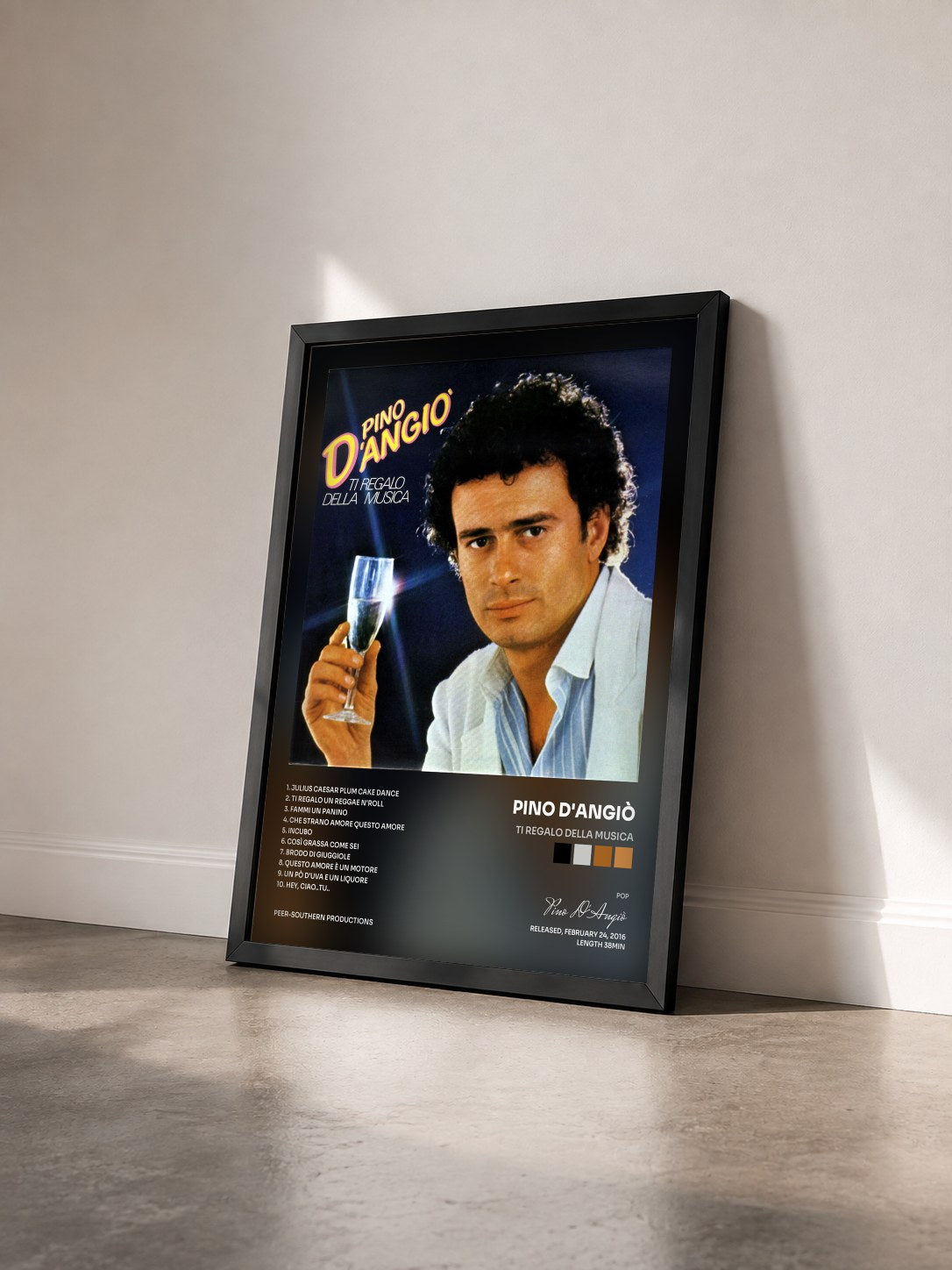 #noir Tableau de l'album Ti regalo della musica de Pino D'Angiò vu de trois quarts, cadre noir