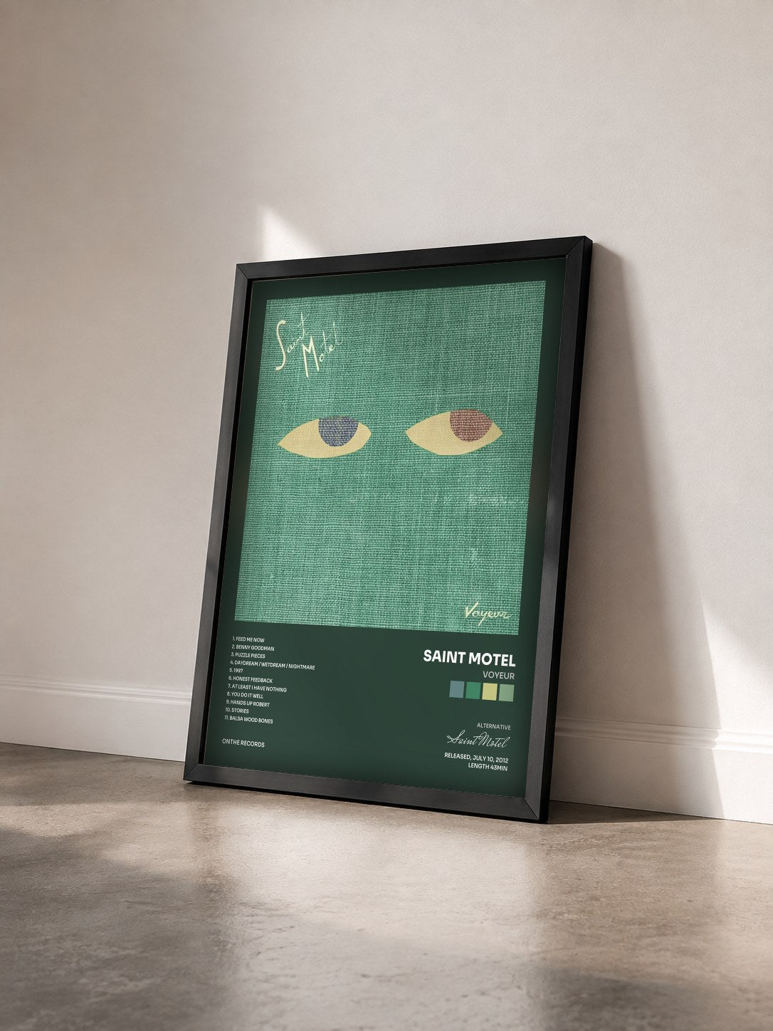 #noir Tableau de l'album Voyeur de Saint Motel vu de trois quarts, cadre noir