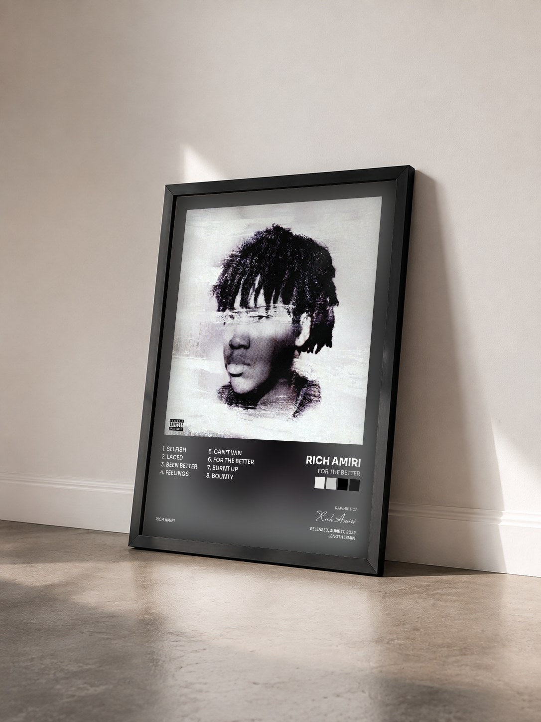 #noir Tableau de l'album For The Better de Rich Amiri vu de trois quarts, cadre noir