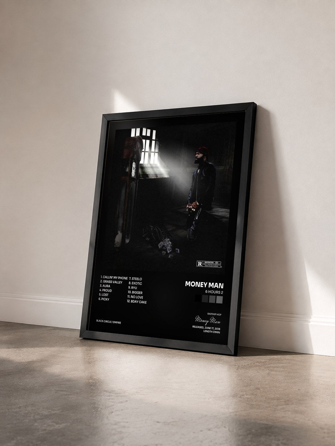 #noir Tableau de l'album 6 Hours 2 de Money Man vu de trois quarts, cadre noir
