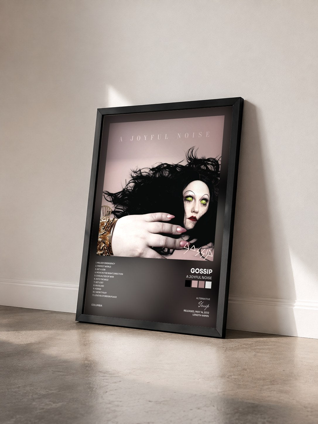 #noir Tableau de l'album A Joyful Noise de Gossip vu de trois quarts, cadre noir