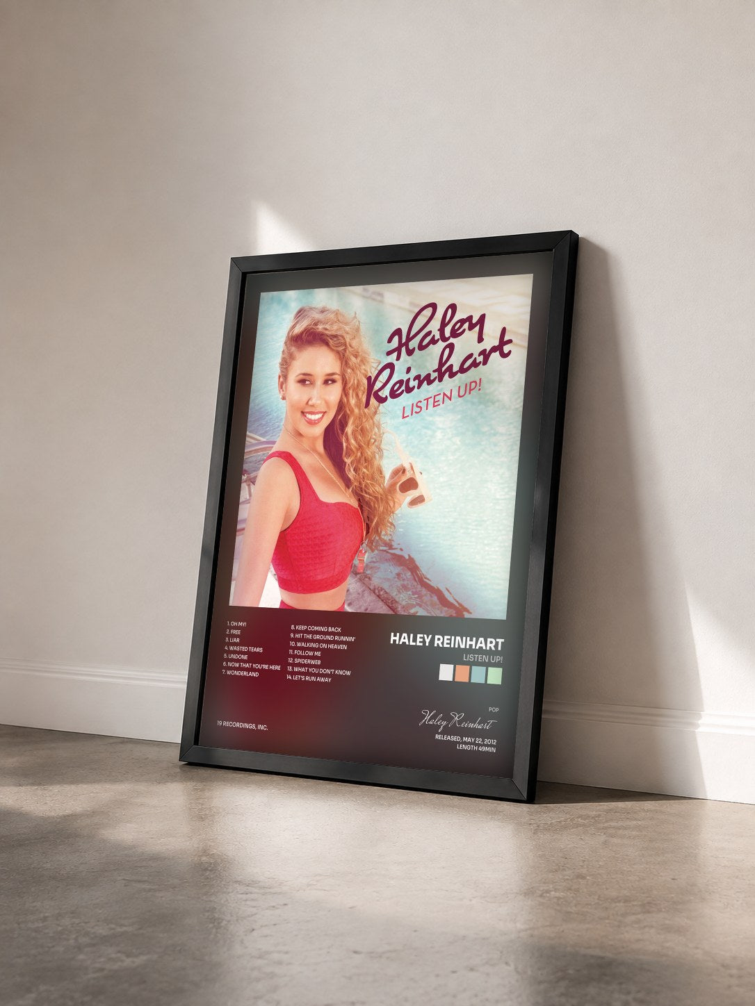 #noir Tableau de l'album Listen Up! de Haley Reinhart vu de trois quarts, cadre noir