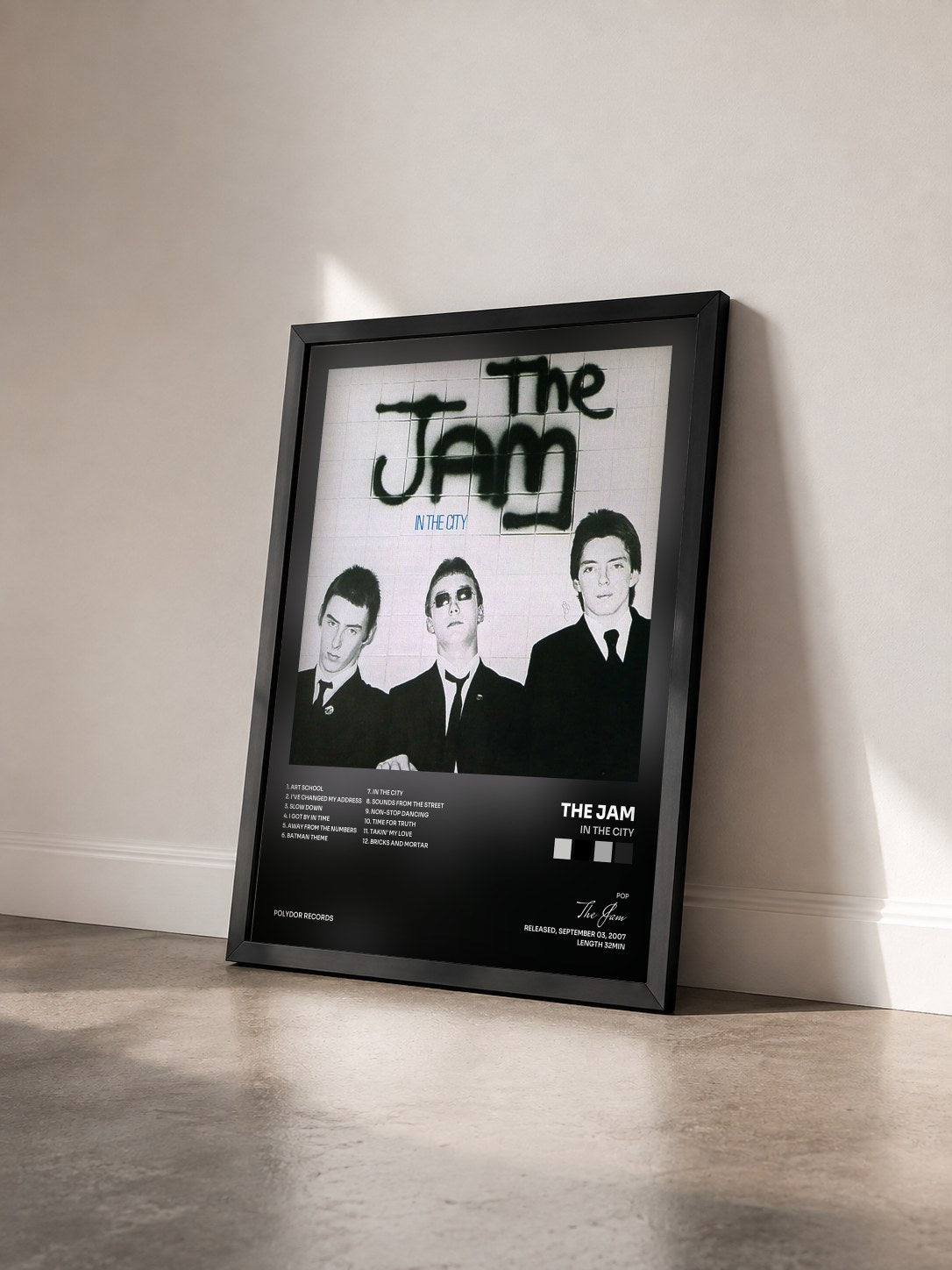 #noir Tableau de l'album In The City de The Jam vu de trois quarts, cadre noir