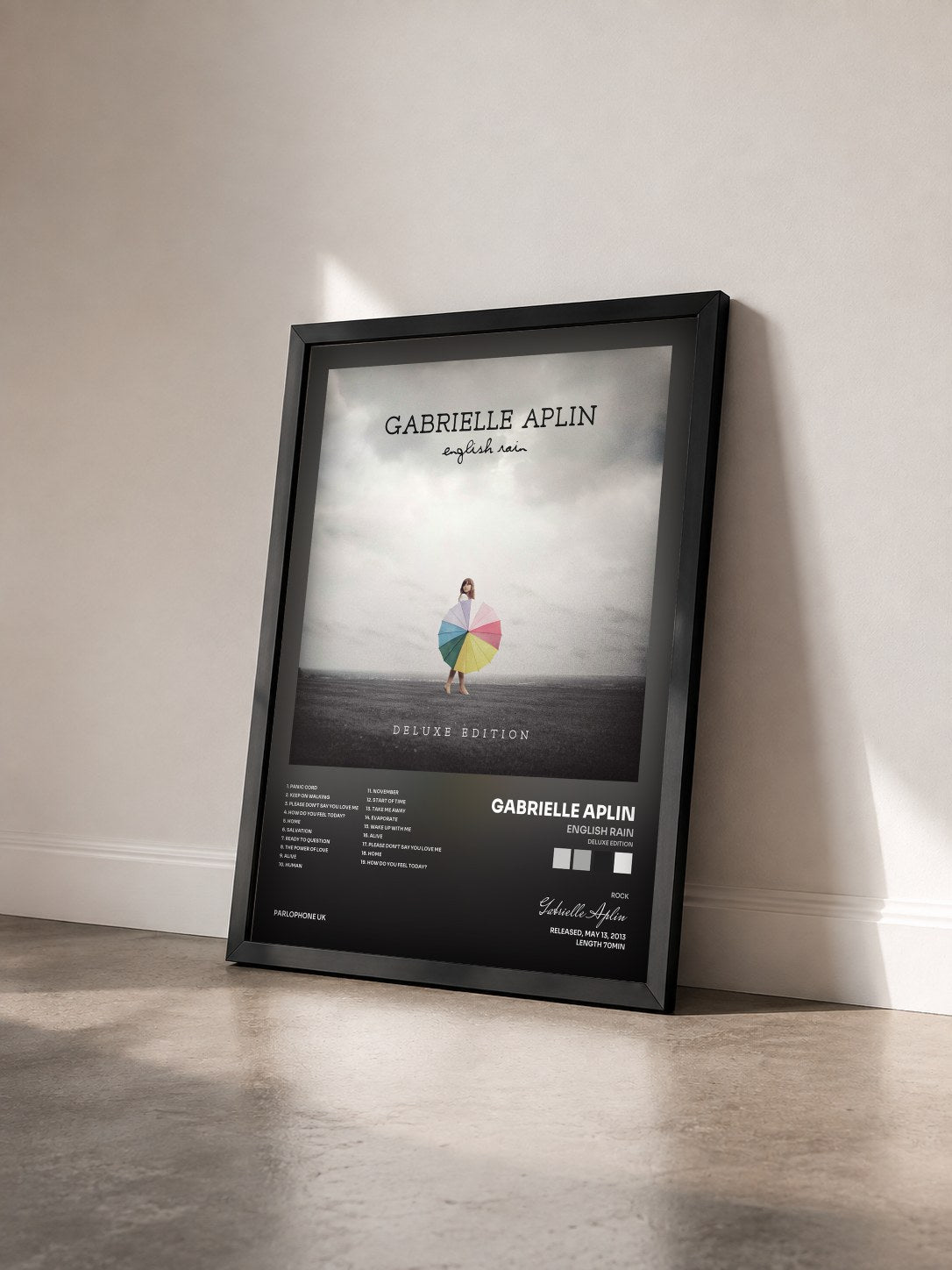 #noir Tableau de l'album English Rain (Deluxe Edition) de Gabrielle Aplin vu de trois quarts, cadre noir