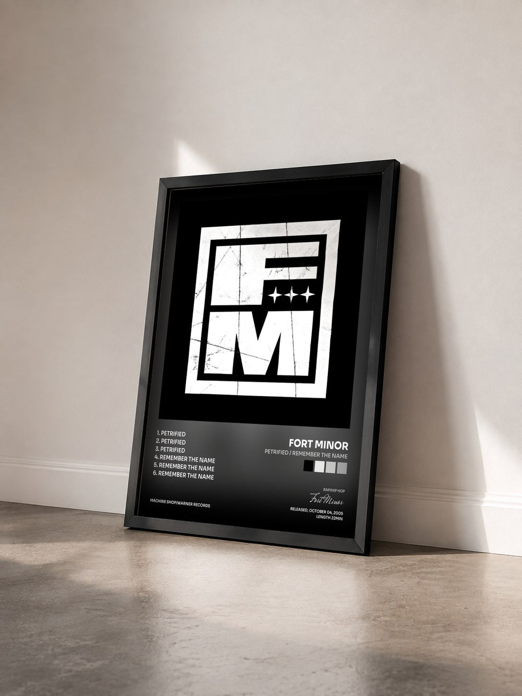 #noir Tableau de l'album Petrified / Remember the Name de Fort Minor vu de trois quarts, cadre noir