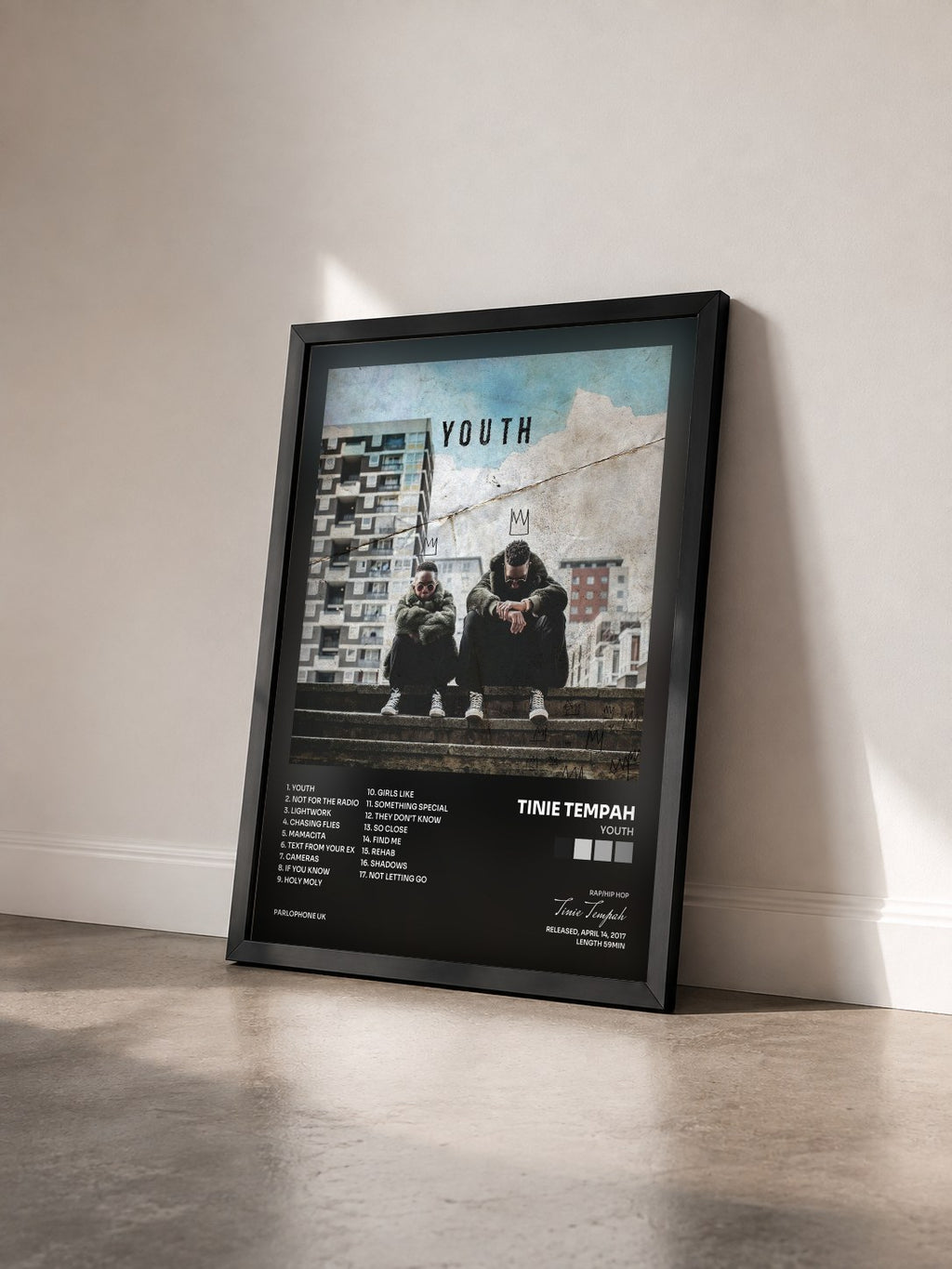 #noir YOUTH di Tinie Tempah in stampa incorniciata vista di tre quarti, cornice nera
