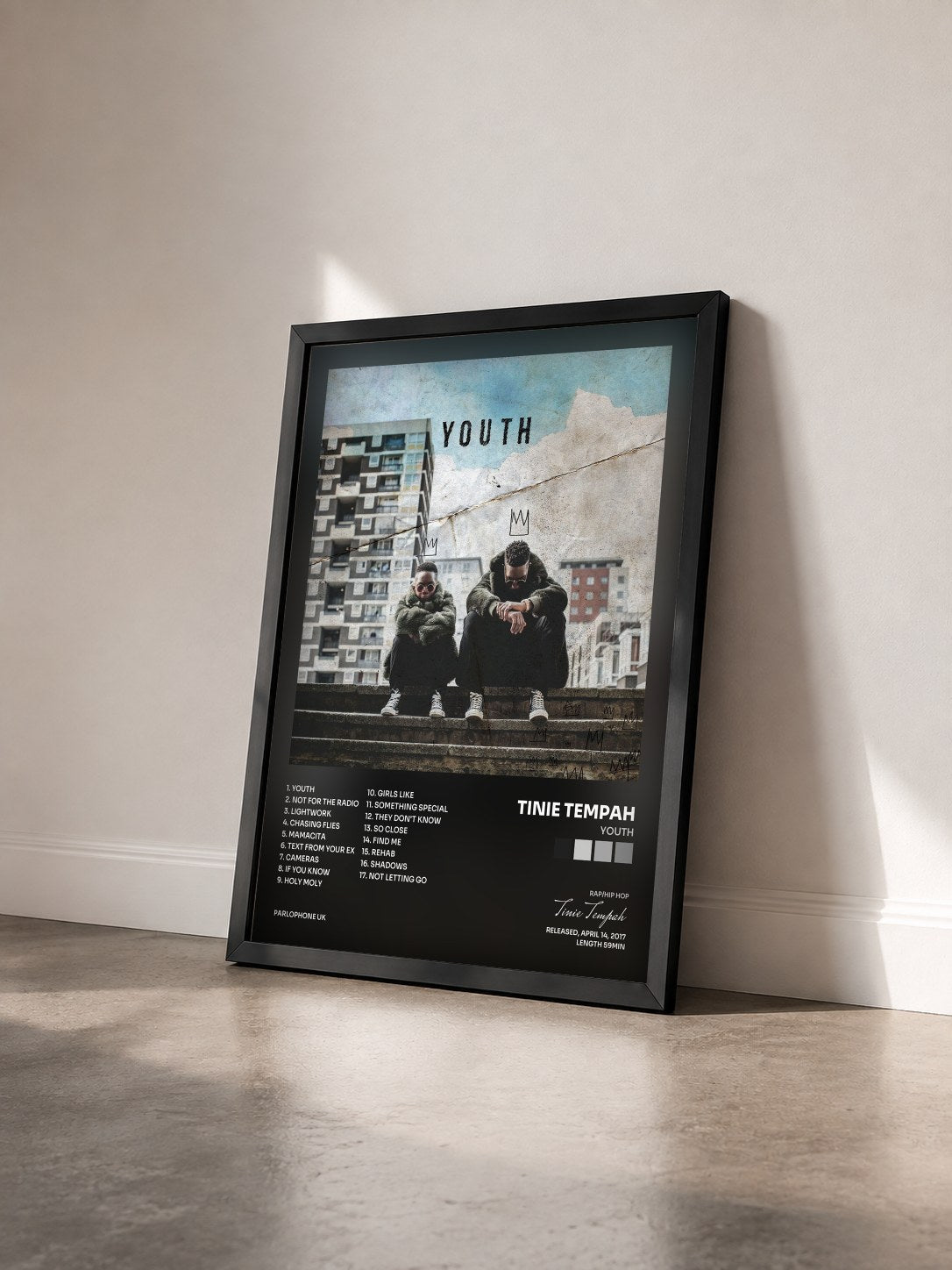 #noir Tableau de l'album YOUTH de Tinie Tempah vu de trois quarts, cadre noir
