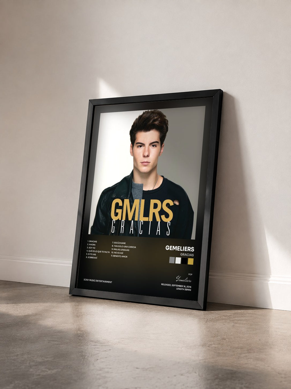 #noir Tableau de l'album Gracias de Gemeliers vu de trois quarts, cadre noir