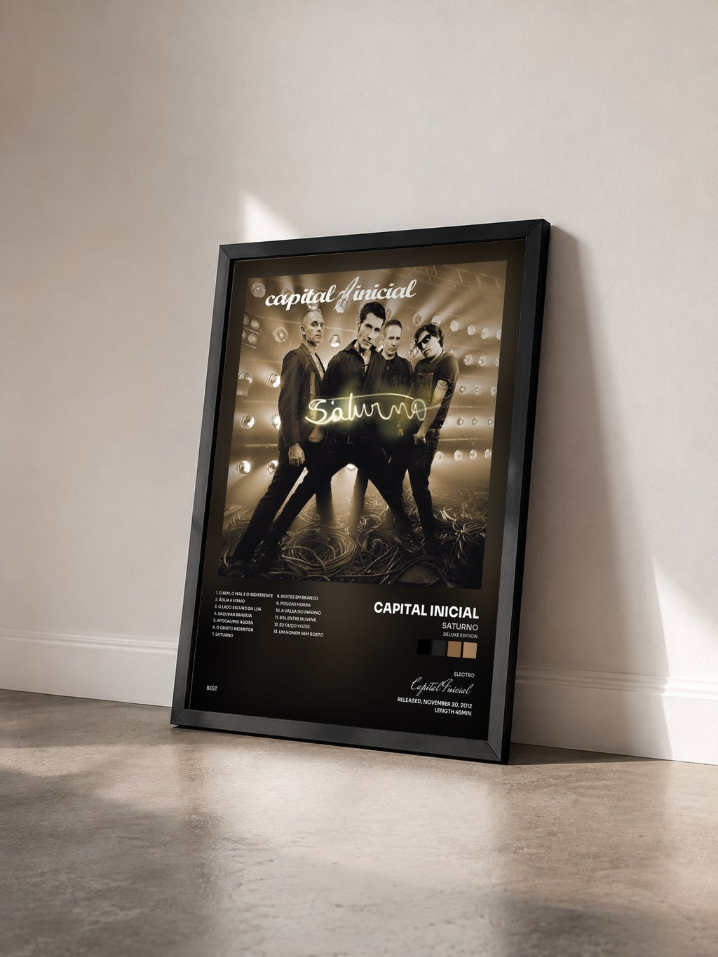#noir Tableau de l'album Saturno (Deluxe Edition) de Capital Inicial vu de trois quarts, cadre noir