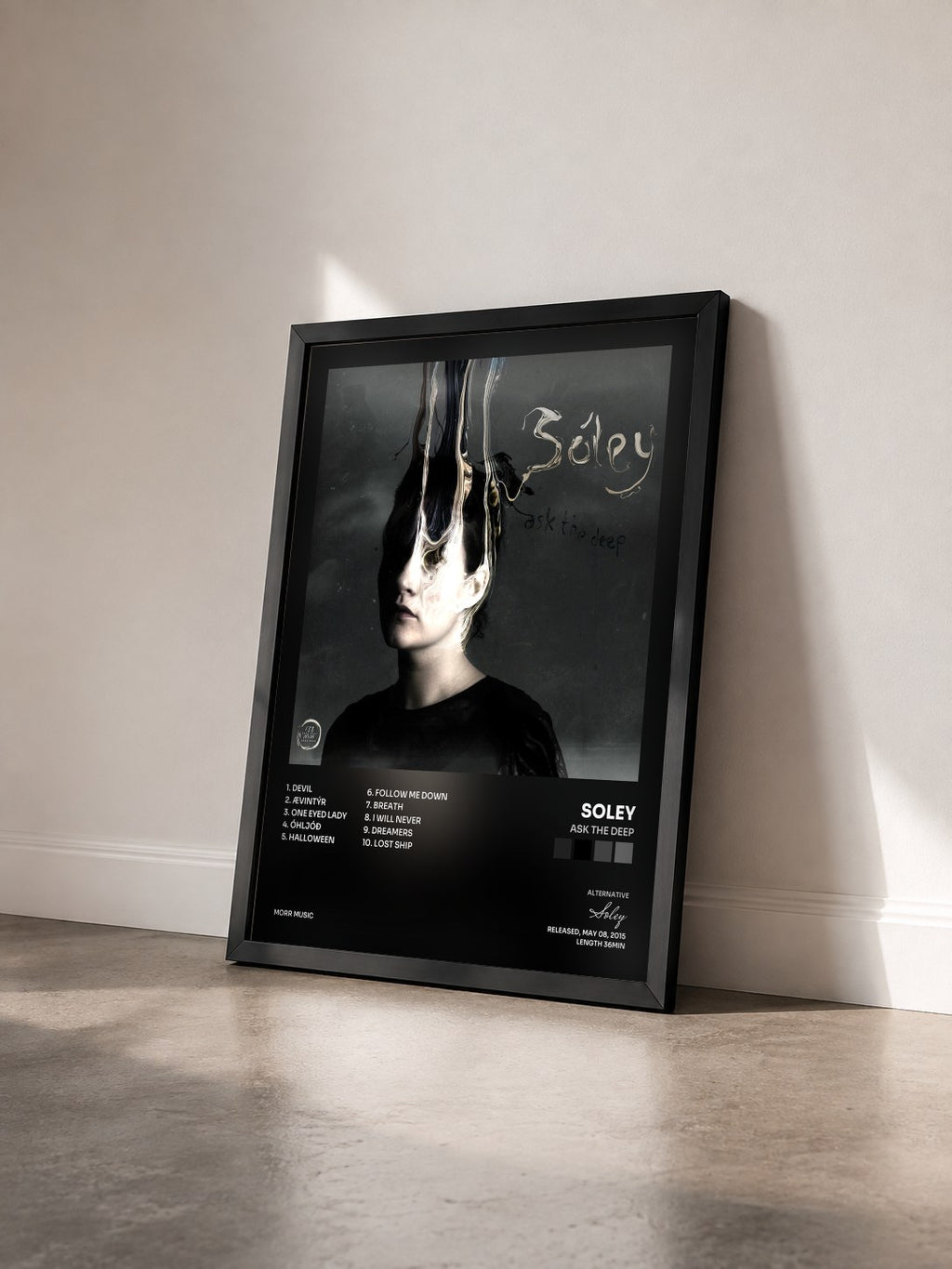 #noir Tableau de l'album Ask the Deep de Soley vu de trois quarts, cadre noir